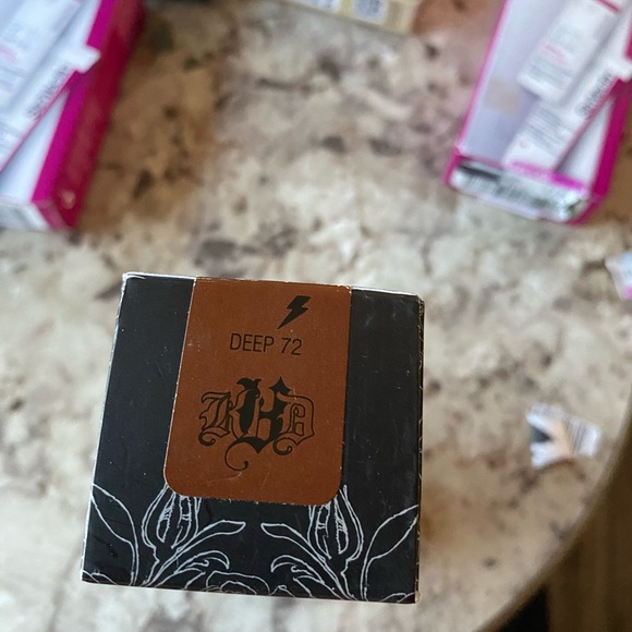 Kat Von D lock it foundation Deep 72 - Picture 3 of 3